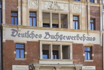 "FREI WERDENDER Maisonette -Traum im historischen Buchgewerbehaus – Kamin, Loggia & 2 Stellplätze"