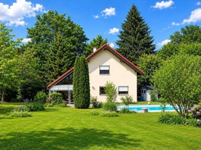 Familienidylle &amp; Paradies in absoluter Ruhelage mit Pool, Wintergarten und Naturteich!