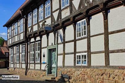 Historisches Fachwerkhaus mit Nebengebäude