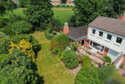 Reihenendhaus in zentraler Lage mit großem Garten
