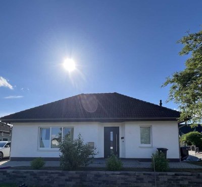 Einfamilienhaus zur Miete – Moderner Winkelbungalow