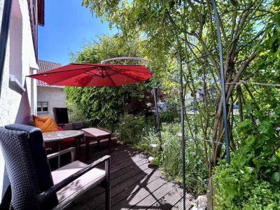 Zwei Häuser auf einem Grundstück mit Scheune