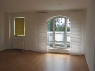 Helle 2-Zimmer Penthouse-Wohnung mit Balkon und Dachterrasse in Mainz