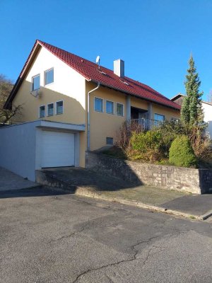 Geräumiges Haus mit 2 Garagen und Ausbaureserve in Lauda-Königshofen
