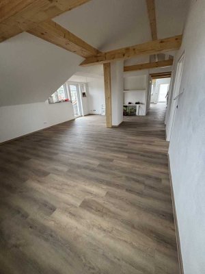 Schöne 4-Zimmer-Dachgeschosswohnung mit gehobener Innenausstattung mit Balkon in Monheim