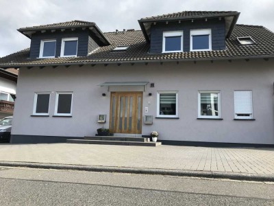 Neuwertige DG-Wohnung mit fünf Zimmern und Balkon in Halsenbach