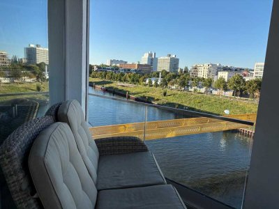 2-Zimmer-Wohnung in Top-Lage mit Blick auf den Spree und Platz in Berlin Mitte