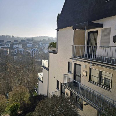 Renovierungsbedürftige Maisonette-Wohnung: 2 Loggien, Garage und Weitblick ins Grüne in ruhiger Lage