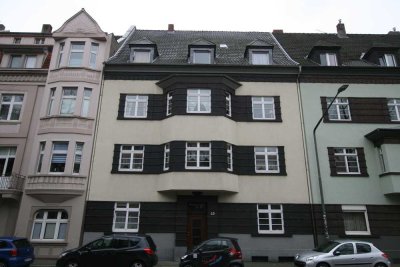 Sehr geräumige 4-Zimmer-Altbau-Wohnung mit großen Südbalkon in kleiner Wohneinheit.