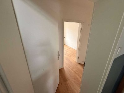 Frisch renovierte 1,5 Zimmer Wohnung in Top Lage - inkl. Einbauküche und Balkon!