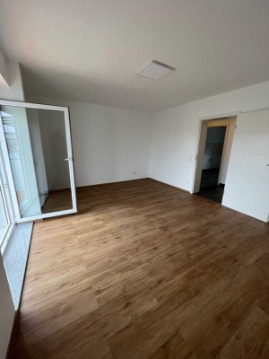 Schön geschnittene 3 Zimmer-Wohnung mit Einbauküche, Stellplatz und Balkon