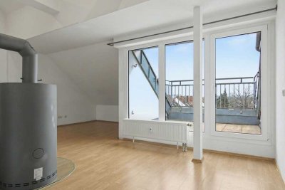 Wohnen über den Dächern – 1996 ausgebaute Dachgeschosswohnung mit Kamin, Loggia und Weitblick