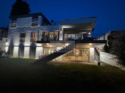 Exklusives Domizil mit atmosphärischer Lichtarchitektur und Fernblick