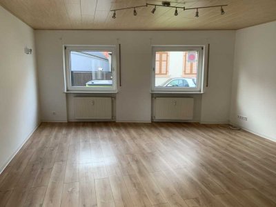 Helle 3-Raum-EG-Wohnung mit großer Terrasse und eigenem Garten mitten in Bellheim