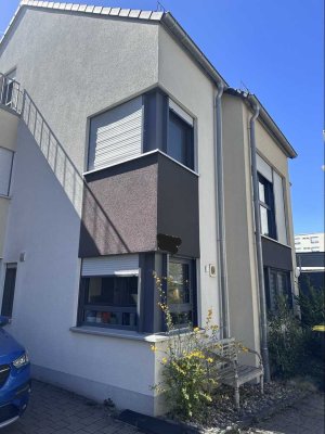 Lichtdurchflutet neuwertig.... Doppel-Haus-Hälfte in toller Lage in Bietigheim