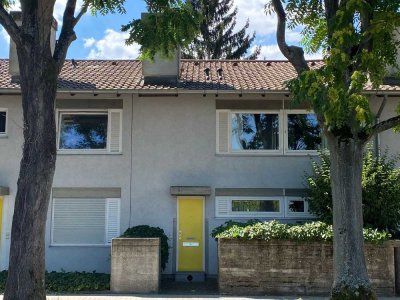 Reihenhaus mit mediterranem Hofgarten und Garage in Karlsruhe Nordweststadt