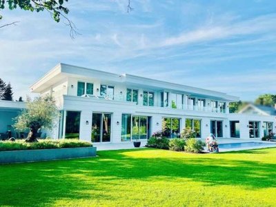 Luxuriöse und neuwertige Architekten-Villa in moderner Ästhetik mit Lift, Spa, Gym sowie Indoor- u