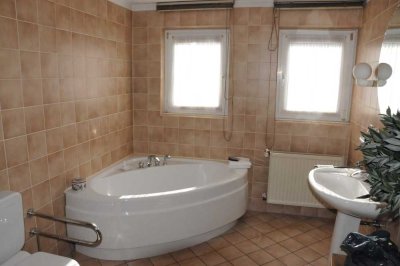 Attraktive, gepflegte 3-Zimmer-Wohnung mit Balkon und Einbauküche in Leverkusen