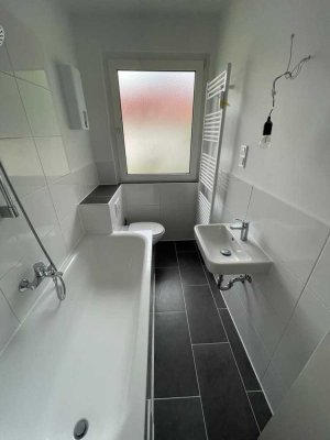 **HELLE ZWEI ZIMMERWOHNUNG**FRISCH SANIERT MIT MODERNEM TAGESLICHTBAD**
