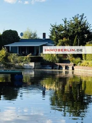 IMMOBERLIN.DE - Toplage – Wassergrundstück! Schöner kleiner Bungalow mit Südgarten & Bootssteg