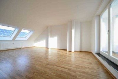 Ganz oben! ETW im Dachgeschoss + Parkett + Lift + Wanne & Dusche + 13 m² Dachloggia + große Küche