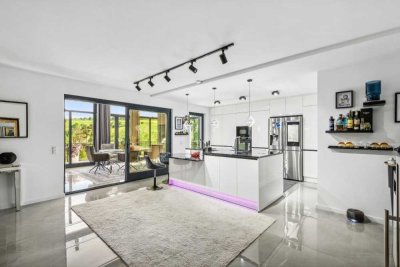 Villaartiges Einfamilienhaus mit 446 m² Wohnfläche und Wellnessbereich