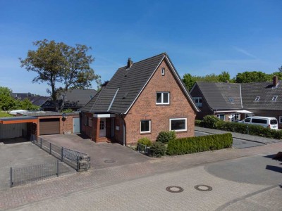 Gepflegtes Einfamilienhaus mit  zwei Wohnungen, Teilkeller und Garage in guter und zentraler Lage vo
