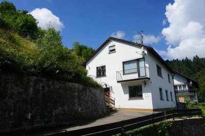 Zweifamilienhaus mit großem Grundstück in Alpirsbach...
