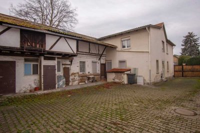 Renovierungsbedürftige Hofreite mit Scheune