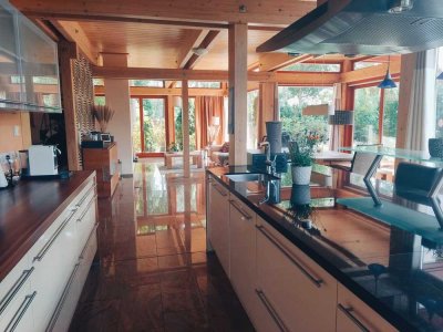 Lichtdurchflutete, energieeffiziente Villa aus Holz, Glas und Stein
