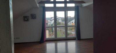 Schöne 4-Zimmer-Maisonette-Wohnung mit Balkon und Einbauküche in Teugn