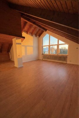 Renovierte 5-Zimmer Dachgeschosswohnung mit 2 Balkonen & EK in Weiden-Ost