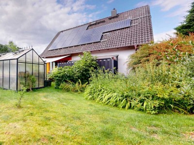 Entspanntes Wohnen in ruhiger Lage: Haus mit Terrasse und klimatisiertem Dachgeschoss