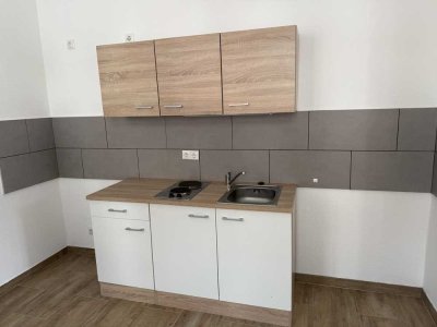 FRISCH RENOVIERT! Helle 1-Raumwohnung mit halboffener Küche, inkl. Single-EBK & modernem Dusch-Bad!