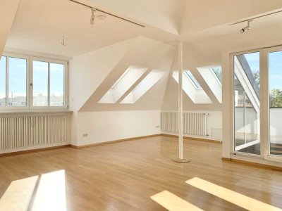 Lichtdurchflutete 2,5 Zimmer Dachterrassenwohnung mit Galerie, Nähe St. Emmeram, Englischer Garten