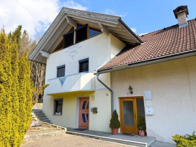 DOPPELHAUSHÄLFTE IN KÄRNTEN - RAUMWUNDER IN SONNIGER WALDRANDLAGE IN IRSCHEN/GRÖFELHOF