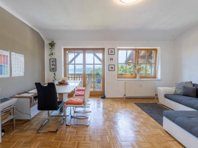 Lichtdurchflutete Dachgeschosswohnung mit Balkon und Carport