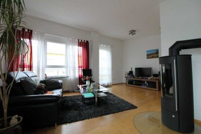 Helle 4-Zimmer-Penthouse-Wohnung mit Aufzug und 2 Tiefgaragenstellplätze