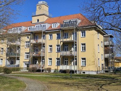Großzügige 2 Zimmer DG-WHG mit großer Terrasse, Parkett, EBK,  KFZ-Stp.