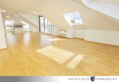 LICHTDURCHFLUTETE, KLIMATISIERTE DACHWOHNUNG MIT 3 TERRASSEN, 2 BÄDERN, EINBAUKÜCHE & SKYLINE-BLICK