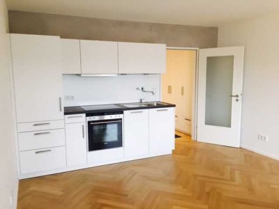 Stilvolle, neuwertige 1-Zimmer-Dachgeschosswohnung mit lux. Innenausstattung mit Balkon und EBK