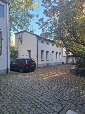 Freistehendes Einfamilienhaus in ruhiger Hinterhoflage mit großem Stellplatz in Offenbach am Main