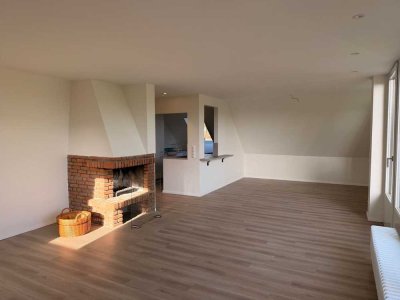 Grundsanierte helle 3,5-Zimmer Maisonette-Wohnung mit Balkon in Hamburg-Bramfeld