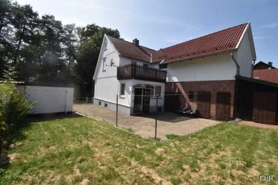 Freistehendes Einfamilienhaus mit kleinem Nebengelass, Garage und ebenerdigen Grundstück