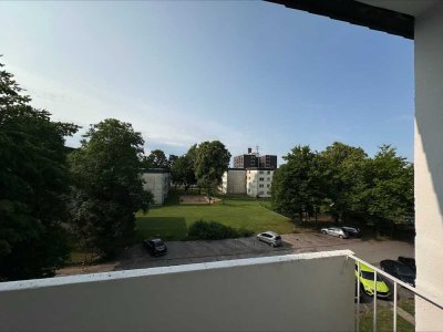 Großzügig geschnittene 3-Zi.-Wohnung mit Balkon und Einbauküche!