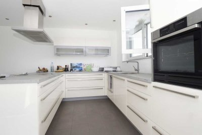 NEUWERTIG in ruhiger Lage: 3,5 Zimmer, gr. Balkon mit Fernblick