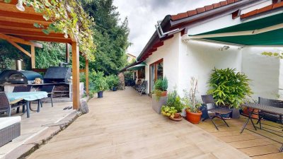 1 Familienhaus mit Einliegerwohnung und 4 Garagen und Grundstück mit großzügigem Baufenster