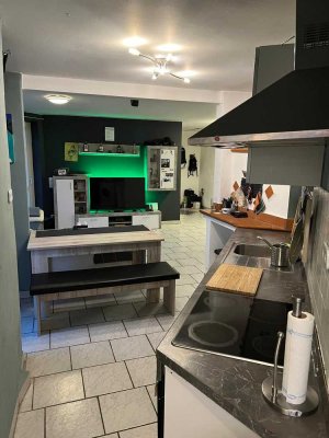 Wunderschöne geräumige 2,5-Zimmer-Wohnung im DG mit Balkon