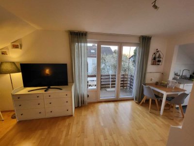 Vollmöblierte 1-Zimmer-Dachgeschosswohnung mit EBK und Balkon