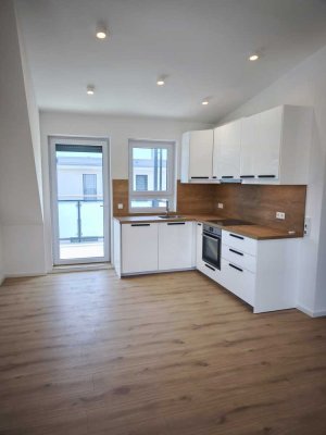 Neubauähnlicher 2-Zi-Erstbezug im neu ausgebauten DG mit Balkon & EBK